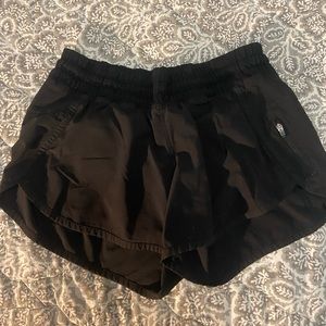 Lulu size 4 black Hotty hot shorts 4”
